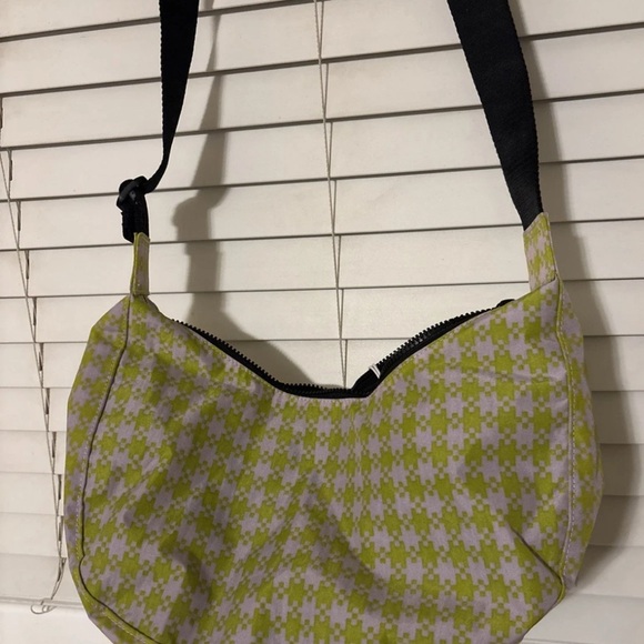 NWT Baggu Medium Nylon Crescent Bag in Pink Pistachio Pixel Gingham - Picture 3 of 9